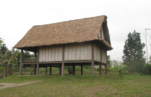 Đây là nhà ở truyền thống của người BRâu. Dân tộc này hiện chỉ còn vài trăm người, cư trú ở huyện Ngọc Hồi - Kon Tum (Ảnh chụp tại Làng văn hóa các dân tộc Việt Nam).