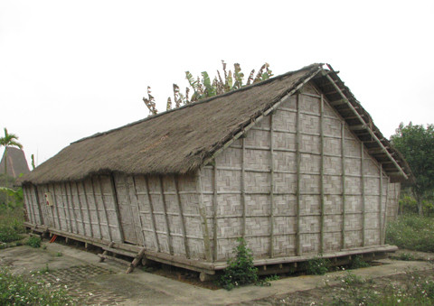 Nhà của người Raglai với nét đặc biệt là đầu hồi nhà tạo ra một hình giống như lục lăng.