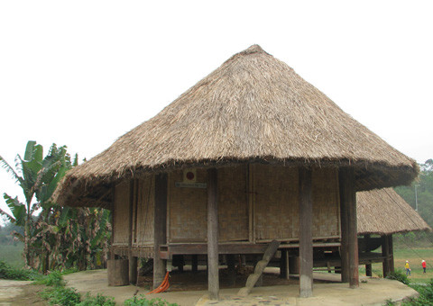 Nhà của người Tà Ôi có cửa ở cả 4 vách. Hai đầu hồi là hai cầu thang với cửa ra vào lại thêm hai cửa ở hai vách còn lại.