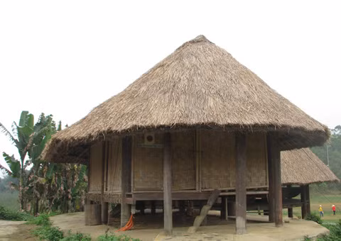 Nhà của người Tà Ôi có cửa ở cả 4 vách. Hai đầu hồi là hai cầu thang với cửa ra vào lại thêm hai cửa ở hai vách còn lại.