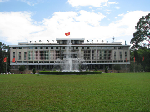 Mặt tiền Dinh Độc Lập với 3 tầng ngang và cột cờ sổ dọc tạo thành chữ Vương.