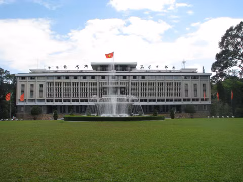 Mặt tiền Dinh Độc Lập với 3 tầng ngang và cột cờ sổ dọc tạo thành chữ Vương.