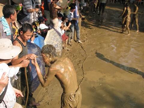 Một "quân cầu" đang phải rửa mặt sau những pha tranh cầu trong bùn.