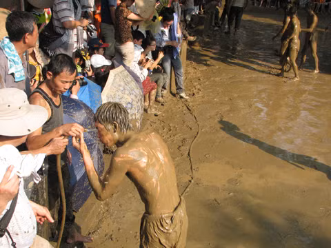 Một "quân cầu" đang phải rửa mặt sau những pha tranh cầu trong bùn.