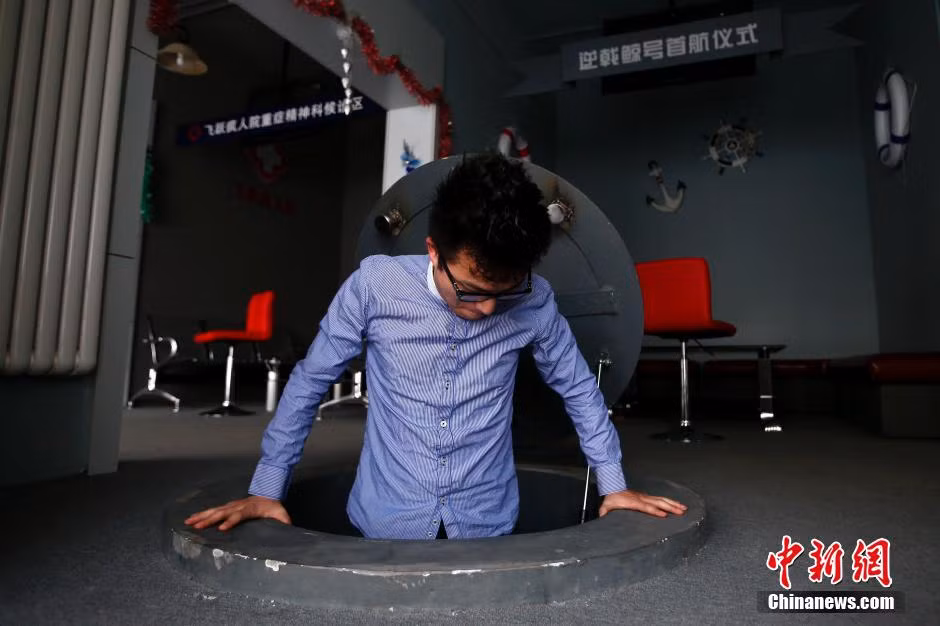 Nam thanh niên thoát ra khỏi hầm.