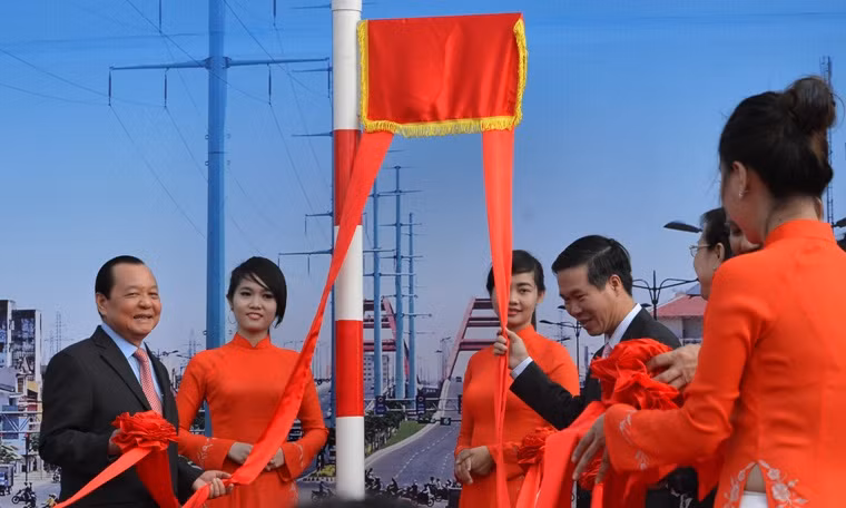 Bí thư Thành ủy TP HCM Lê Thanh Hải (trái) và tân Phó Bí thư Thành ủy Võ Văn Thưởng (phải) tại lễ cắt băng tên đường Phạm Văn Đồng tháng 3/2014.