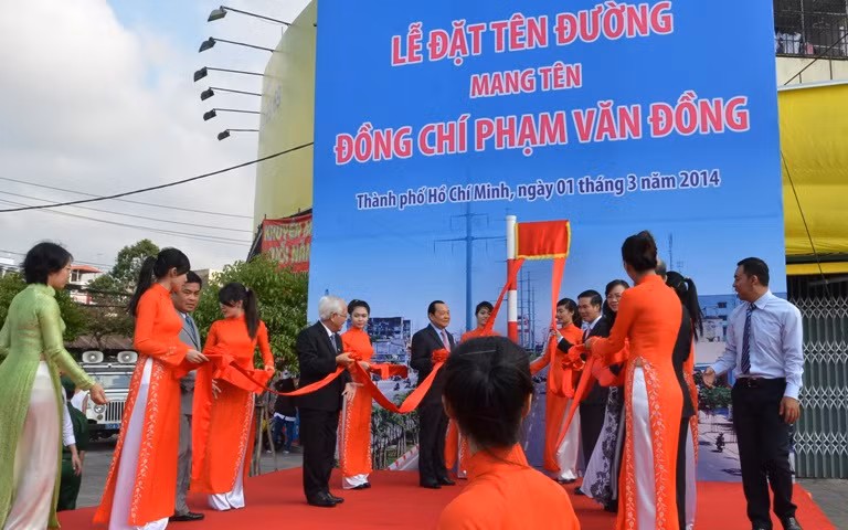 Đến tham dự buổi lễ có Uỷ viên Bộ chính trị, Bí thư thành ủy TP HCM Lê Thanh Hải; UVTW Đảng, Bí thư tỉnh ủy Quảng Ngãi Võ Văn Thưởng và các vị lãnh đạo TP HCM, tỉnh Quảng Ngãi (quê hương của Cố Thủ tướng).