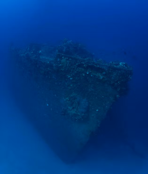 Mũi tàu vận chuyển Nippo Maru bị đánh chìm vào ngày 16/4/1944.