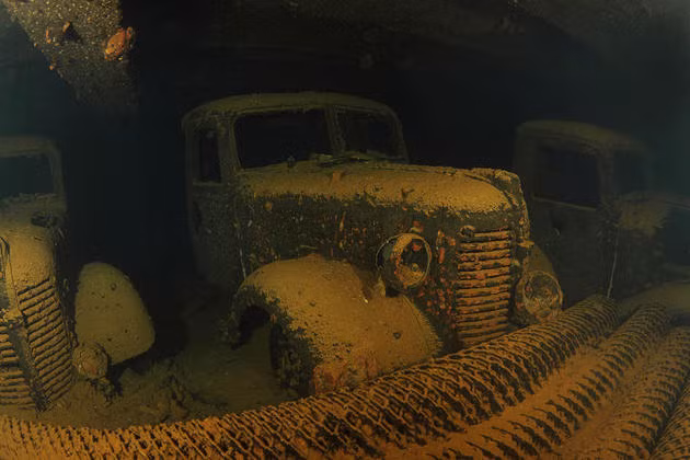 Các xe tải bên trong tàu vận chuyển Hoki Maru.