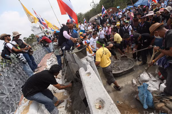 Người biểu tình dùng hàng rào chắn bê tông ngay phía ngoài cửa chính ở tòa nhà quốc hội để ngăn bà Yingluck quay trở lại làm việc.