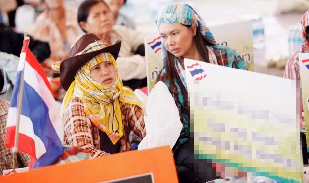 Những nông dân Thái Lan đem băng rôn, khẩu hiệu đòi tiền nợ của chính phủ.