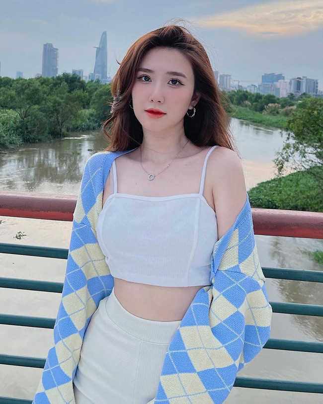 Nét gợi cảm và nữ tính tạo nên sức hút đặc biệt cho hot girl Sài thành.