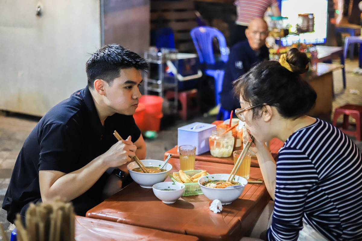 Anh Thiện (25 tuổi, Tây Hồ) đi thưởng thức món phở bò sốt vang cùng bạn gái: “Trước đây, mình ít khi hẹn bạn bè đi chơi tối vì phải về sớm. Bây giờ, thời gian đã thoải mái hơn, mọi người sẽ không còn phải lo lắng khi chưa kịp ngồi đã phải về”.