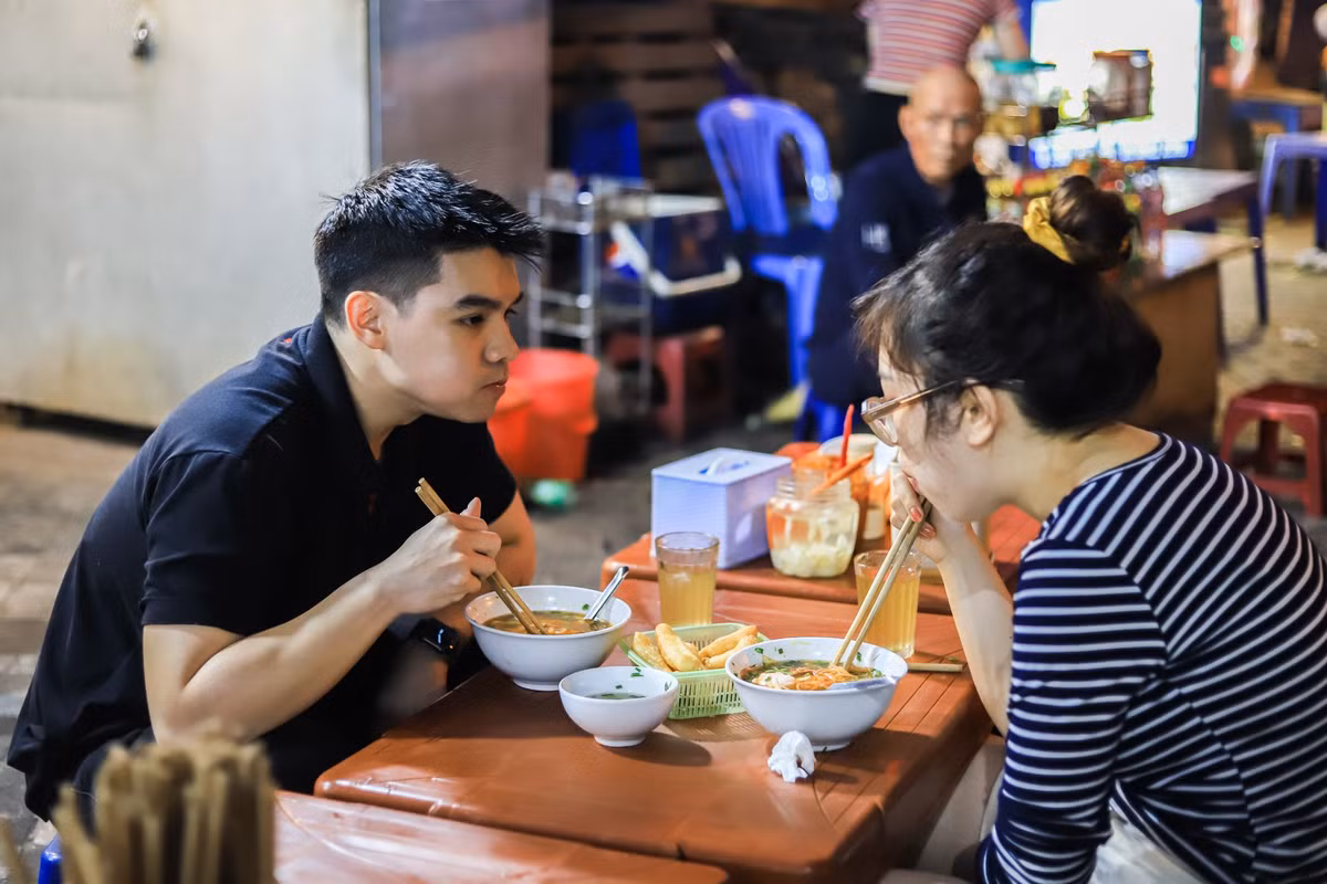 Anh Thiện (25 tuổi, Tây Hồ) đi thưởng thức món phở bò sốt vang cùng bạn gái: “Trước đây, mình ít khi hẹn bạn bè đi chơi tối vì phải về sớm. Bây giờ, thời gian đã thoải mái hơn, mọi người sẽ không còn phải lo lắng khi chưa kịp ngồi đã phải về”.