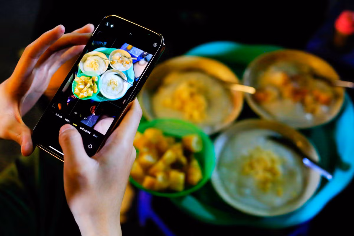 Cháo được nấu sánh mịn, sườn được ninh nhừ, là món ăn được nhiều bạn trẻ yêu thích mỗi khi thời tiết Hà Nội se lạnh.