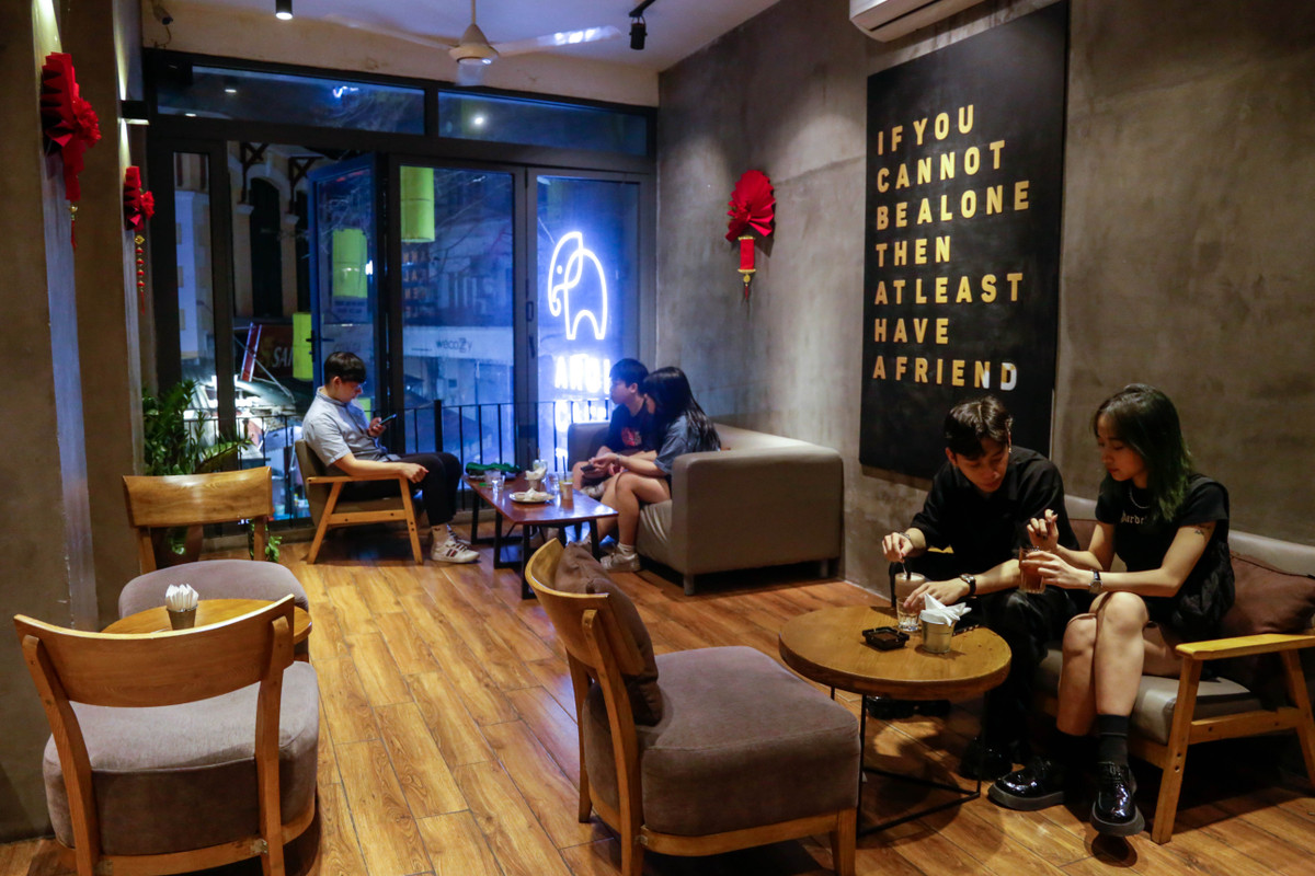 Gần bước sang ngày mới, nhiều quán cà phê trên phố Tống Duy Tân vẫn khá đông khách, đa số là học sinh, sinh viên.
