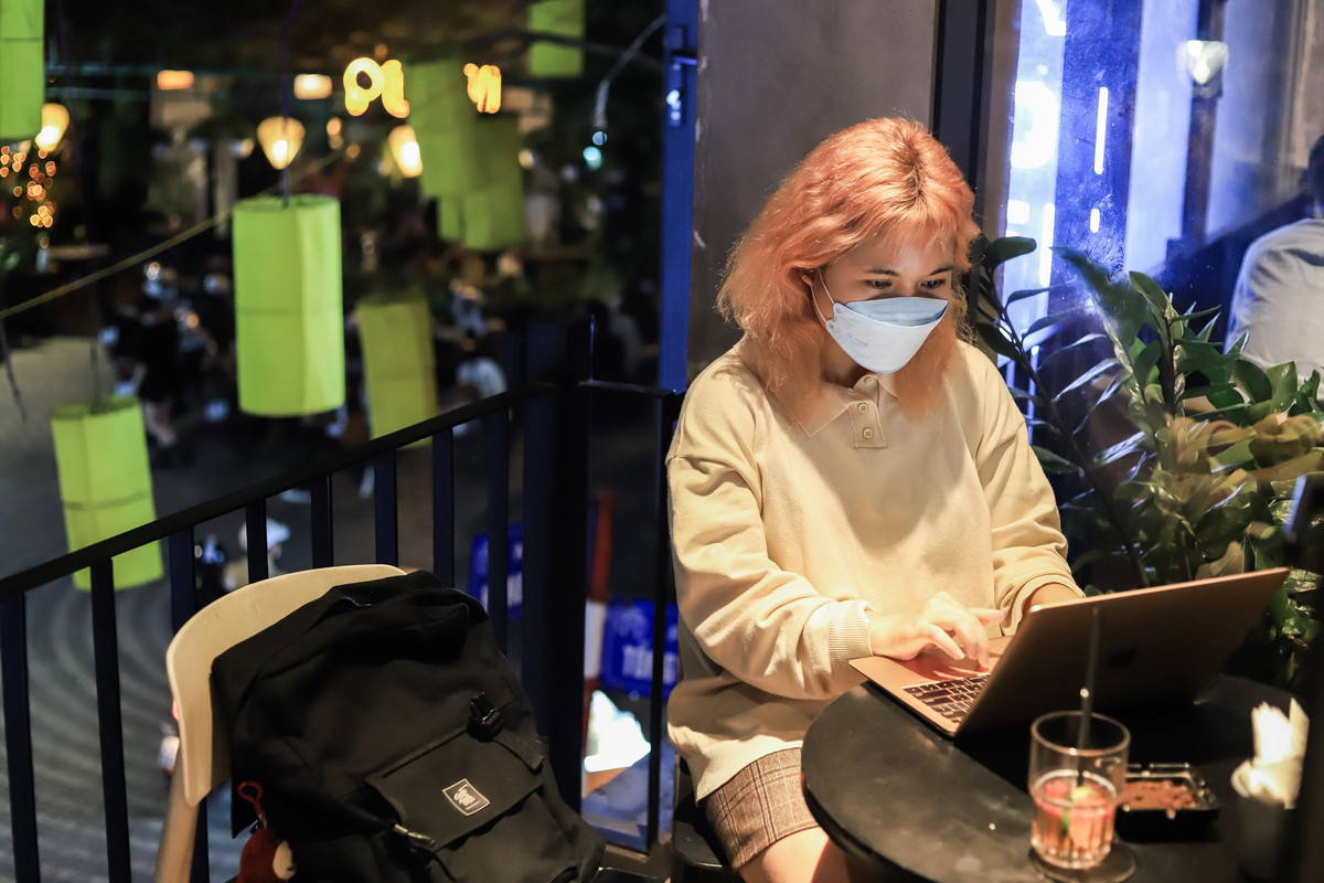 Thường xuyên chạy deadline nên Thảo (20 tuổi) chọn những quán cà phê mở muộn để làm việc, nhưng 2 năm gần đây, cô phải làm việc tại nhà. “Khi nghe tin các quán ăn, cà phê được mở cửa sau 21h tối tôi cảm thấy rất hào hứng vì mình có thêm không gian để làm việc. Tôi thích làm việc tại quán cà phê bởi vì nó tạo cảm hứng cho tôi. Hôm nay, tôi ngồi từ 17h, dự định đến 0h sẽ đi về”.