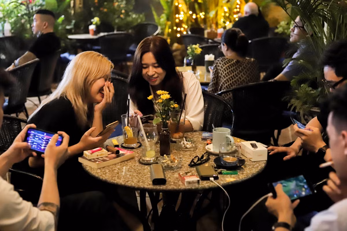 Anh Chí Cường (quản lý của một quán cà phê), chia sẻ: “Sau 2 ngày có thông báo mới, quán bắt đầu bán xuyên đêm như trước. Mọi thứ dần trở nên nhộn nhịp trở lại dù chưa hoạt động hết công suất. Nhóm khách chủ yếu là người trẻ thường rảnh vào buổi tối và ưa thích sự náo nhiệt về đêm”.