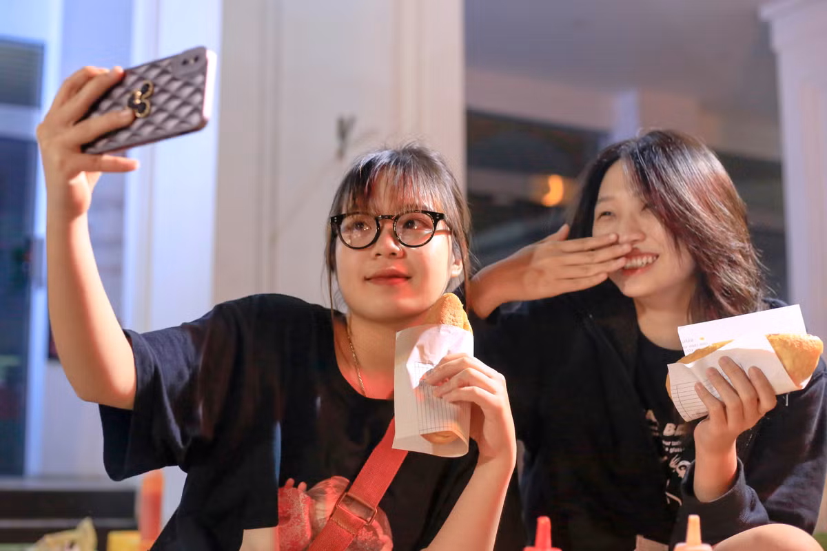 “Đây là quán tủ của bọn mình, nhà gần nên 2 đứa cũng thường xuyên ghé. Vì ban ngày phải đi học nên rất thích hợp để đến đây ăn đêm”, My (19 tuổi, Đại học Văn Hóa) nói.