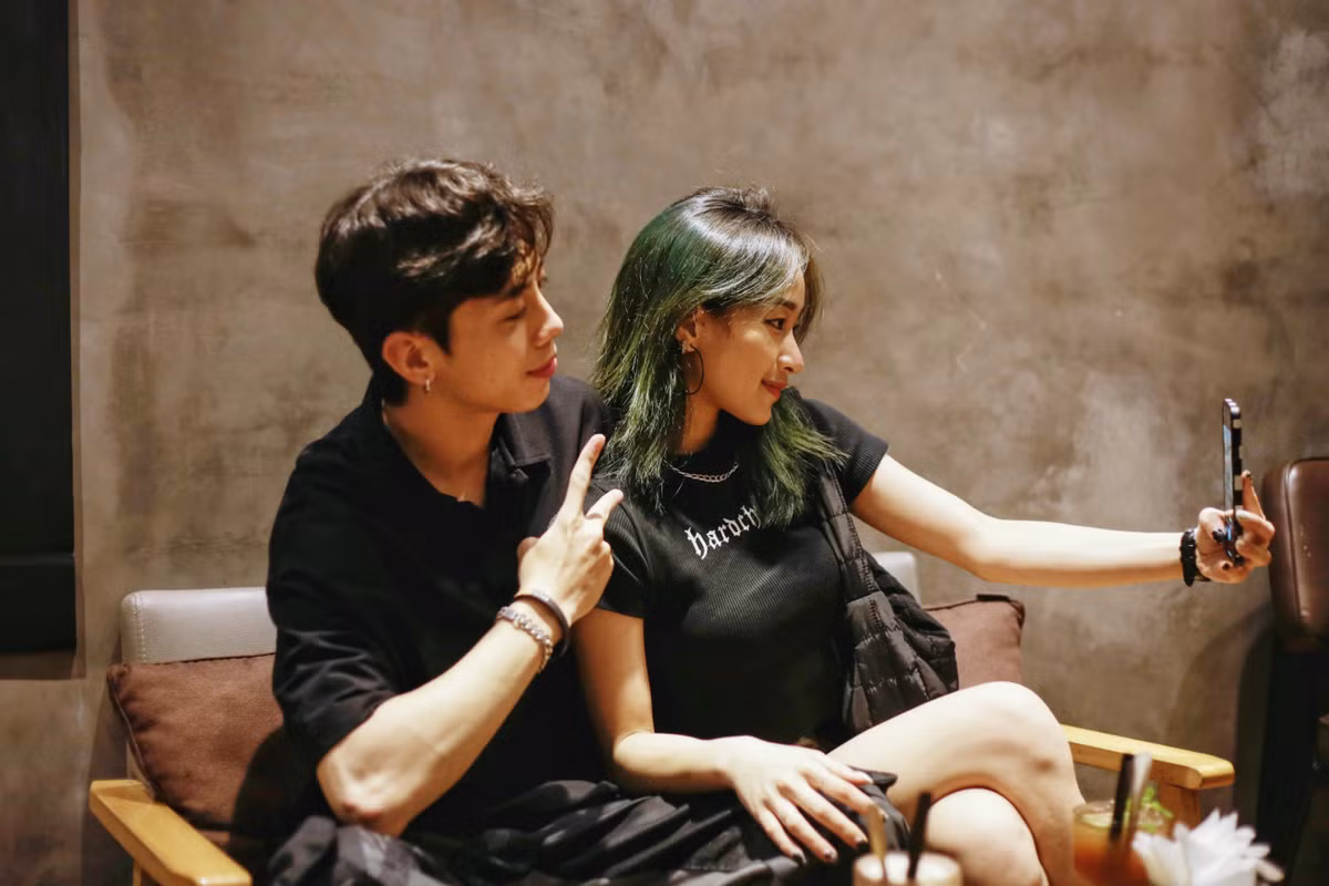 Duy Nam (26 tuổi) và Phạm Linh (20 tuổi) cho biết: "Thời gian trước, sau khi ăn xong, chúng tôi chỉ biết đi lượn phố rồi về nhà. Bây giờ, tôi thấy Hà Nội đang dần được hồi sinh. Tôi rất thích không khí này”.