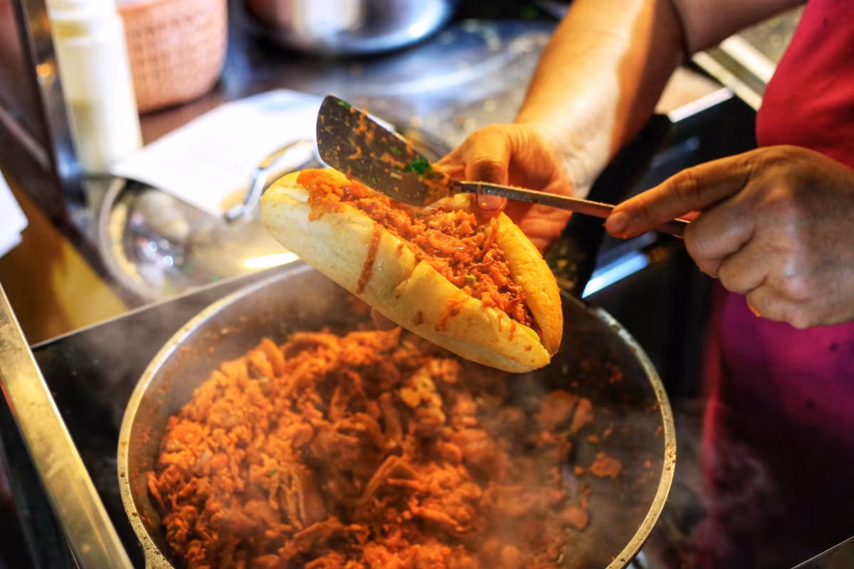 Chị Hiền (chủ quán bánh mì trên đường Trần Nhật Duật) cho biết: “Quán đã mở được hơn 20 năm, từ 18h đến 6h hôm sau. Trung bình mỗi ngày bán được 250-300 cái, cao điểm có thể lên đến 500-600 cái. Lượng khách chủ yếu là giới trẻ đi chơi về muộn hoặc người lao động làm việc đêm. Sau khi được mở muộn, lượng khách cũng đông hơn, số lượng hàng tôi chuẩn bị phải gấp 2 lần so với ngày bình thường”.