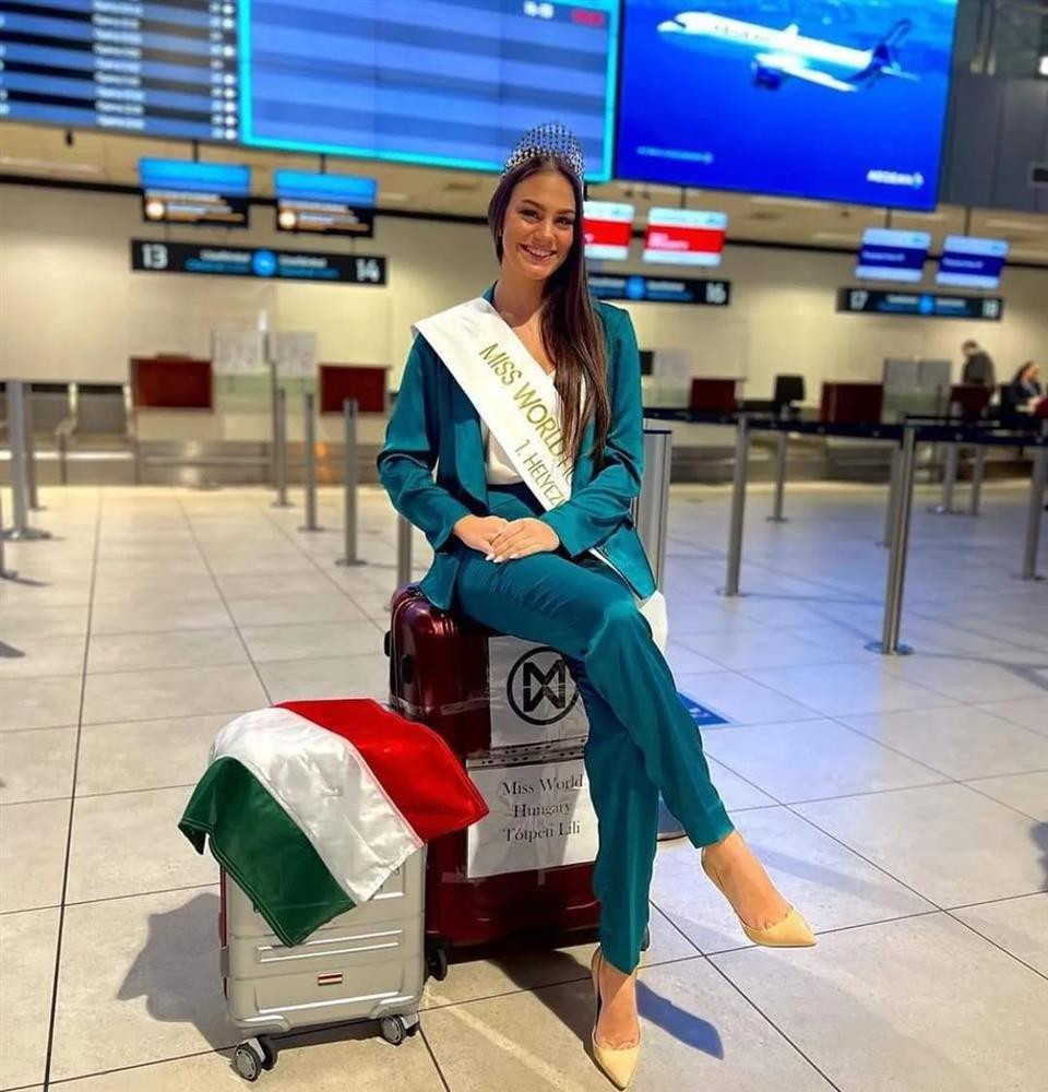 iss World Hungary 2021 - Lili Tótpeti - trông bộ suit xanh coban.