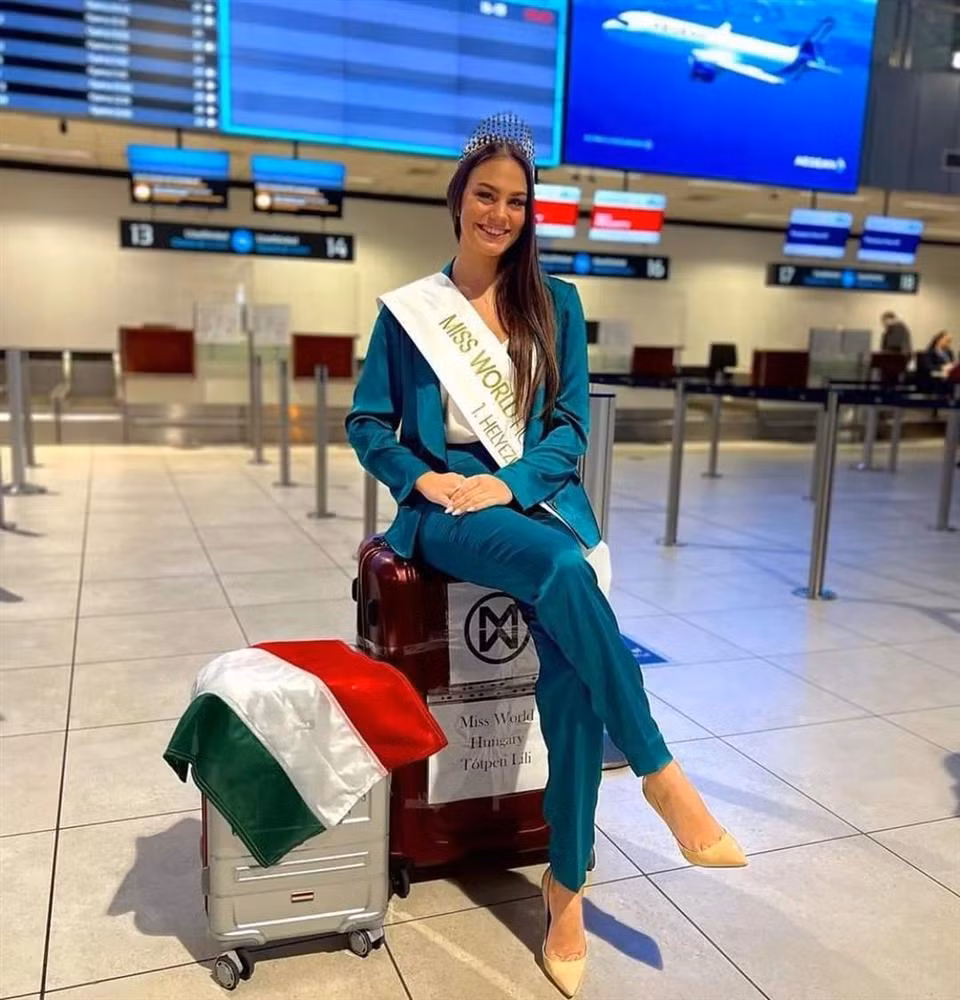 Miss World Hungary 2021 - Lili Tótpeti - trông bộ suit xanh coban.