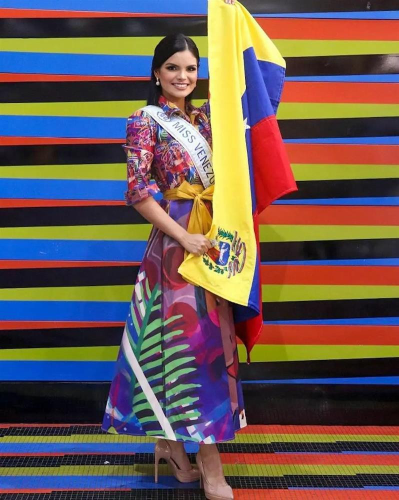 áng giá không kém là đại diện Venezuela - Alejandra Conde. Cô đang là ứng cử viên số 1 cho vương miện Miss World 2021, theo đánh giá của chuyên trang Missosology. Người đẹp khởi hành bằng bộ váy màu sắc bắt mắt.