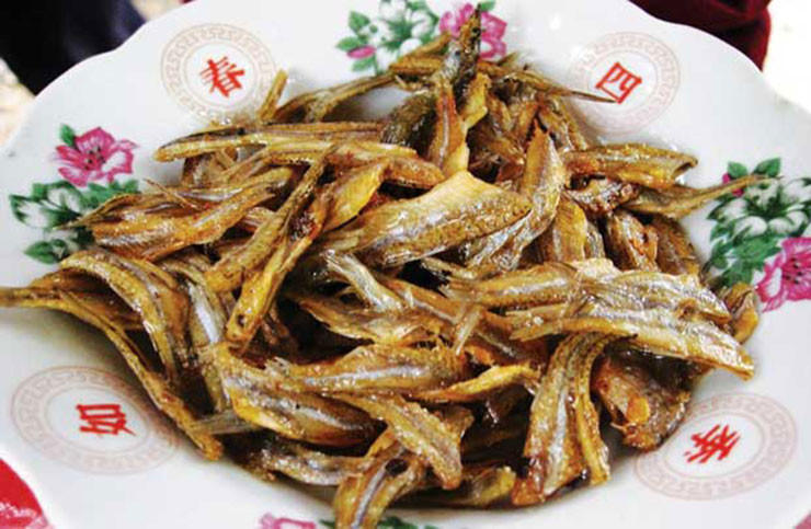 Ngoài cá tươi, người dân còn phơi khô cá lòng tong để ăn quanh năm