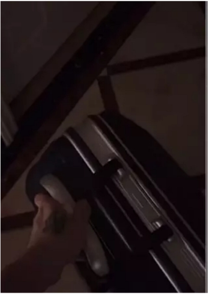 Di cong tac ve khuya de lam vo bat ngo, dung hinh khi nghe tieng la