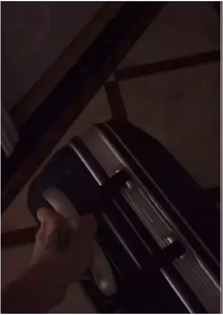 Di cong tac ve khuya de lam vo bat ngo, dung hinh khi nghe tieng la