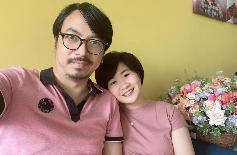 Đinh Tiến Dũng thi thoảng có những câu chuyện chia sẻ về vợ và 2 con 1 gái 1 trai rất hóm hỉnh khiến khán giả thích thú. Bã xã Đinh Tiến Dũng - cựu MC Hồng Nga là "hậu phương" vững chắc để chồng yên tâm công tác.