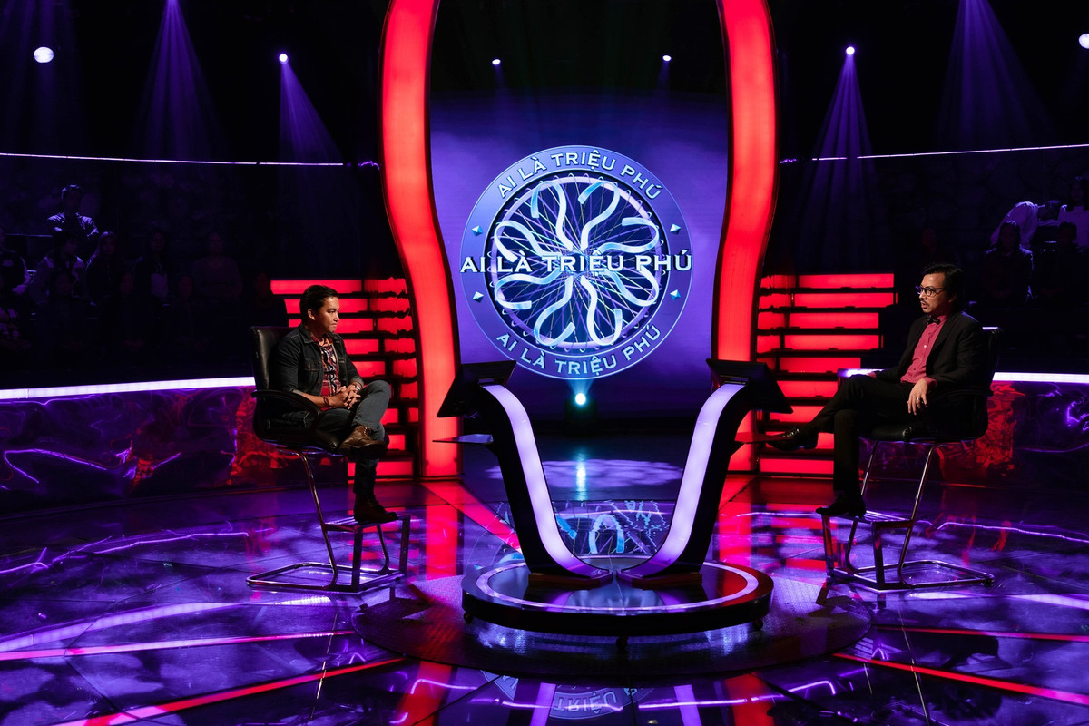 Được khán giả yêu mến bởi sự dí dỏm, "giáo sư Xoay" Đinh Tiến Dũng được kỳ vọng sẽ gây ấn tượng sâu đậm khi trở thành người dẫn chương trình 'Ai là triệu phú'. Với lối kiến thức sâu rộng, Đinh Tiến Dũng đã không phụ lòng mong mỏi của khán giả.