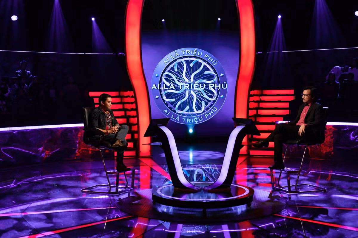 Được khán giả yêu mến bởi sự dí dỏm, "giáo sư Xoay" Đinh Tiến Dũng được kỳ vọng sẽ gây ấn tượng sâu đậm khi trở thành người dẫn chương trình 'Ai là triệu phú'. Với lối kiến thức sâu rộng, Đinh Tiến Dũng đã không phụ lòng mong mỏi của khán giả.