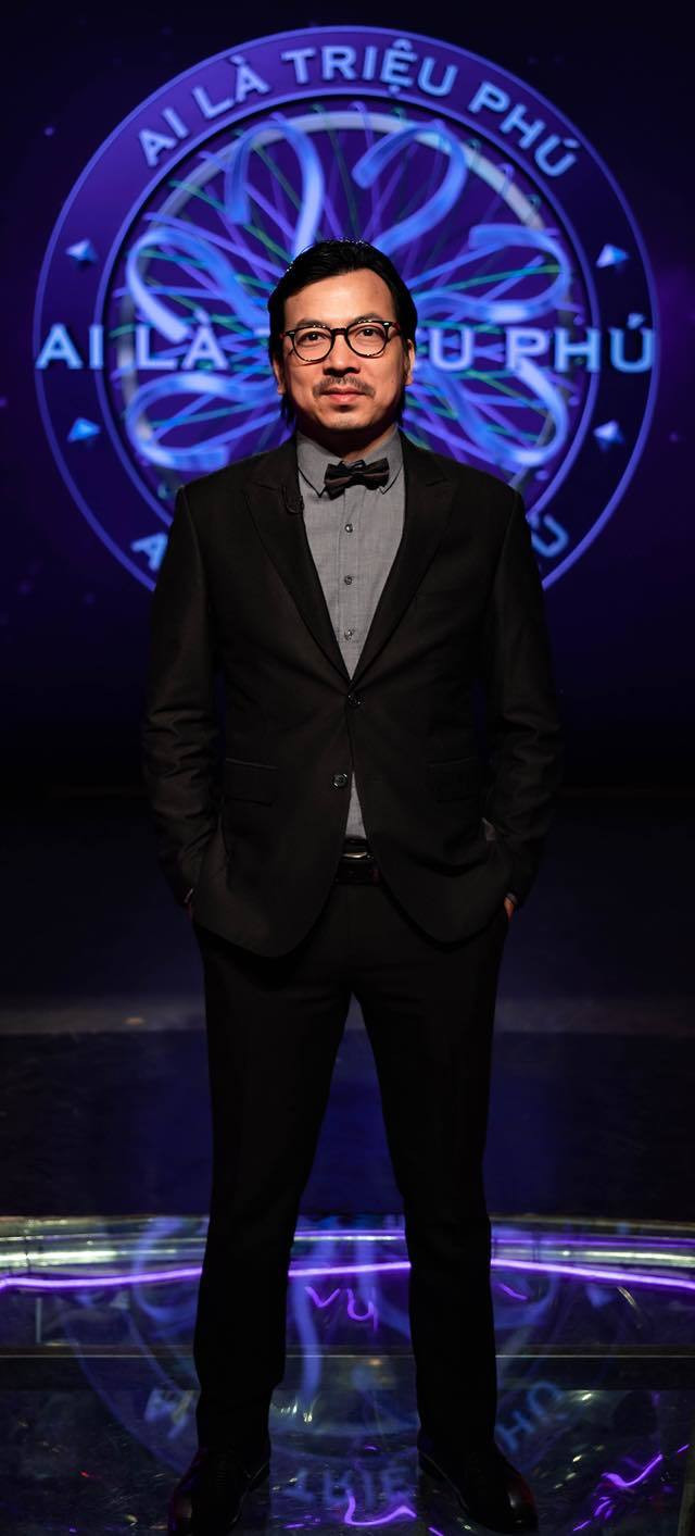 Năm 2021, chương trình 'Ai là triệu phú' bước sang tuổi thứ 15 với nhiều sự thay đổi. Thay đổi khiến khán giả cảm thấy thú vị đó là việc "giáo sư Cù Trọng Xoay" - Đinh Tiến Dũng đảm nhận vị trí MC. Dù không hoạt động giải trí nhưng Đinh Tiến Dũng là gương mặt quen thuộc với khán giả truyền hình từ trước đó thông qua chương trình "Hỏi xoáy đáp xoay".