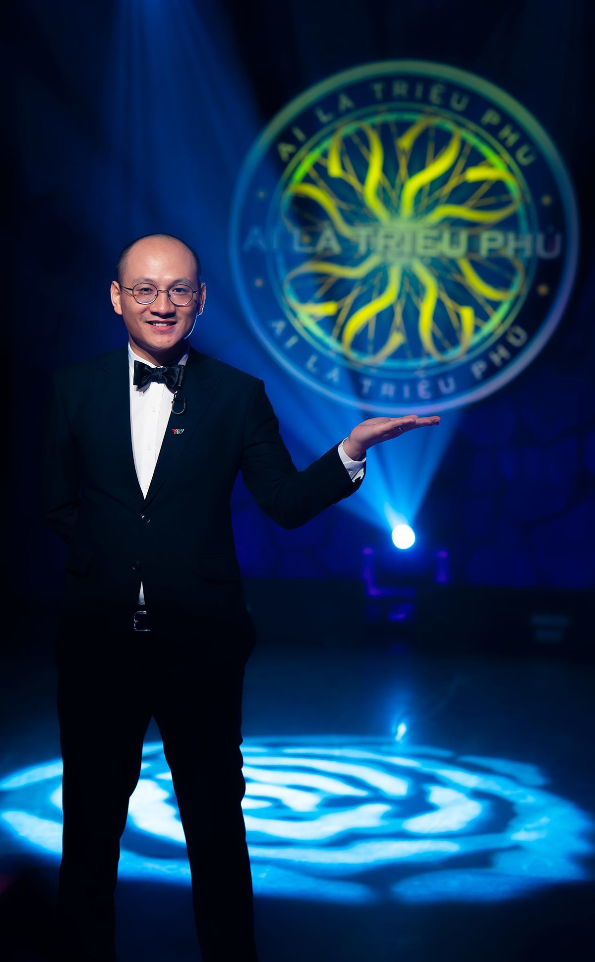 Sau nhà báo Lại Văn Sâm, nhà báo Phan Đăng là gương mặt thứ 2 được chọn trở thành MC của 'Ai là triệu phú'. Nhà báo Phan Đăng sinh năm 1984, tốt nghiệp Học viện Báo chí và Tuyên truyền năm 2006. Sau khi tốt nghiệp, chính thức bước chân vào nghề báo.