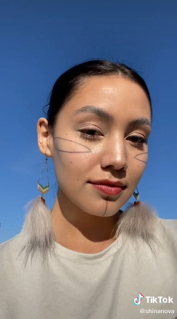 Video: Hinh xam la tren mat cua co gai gay chu y