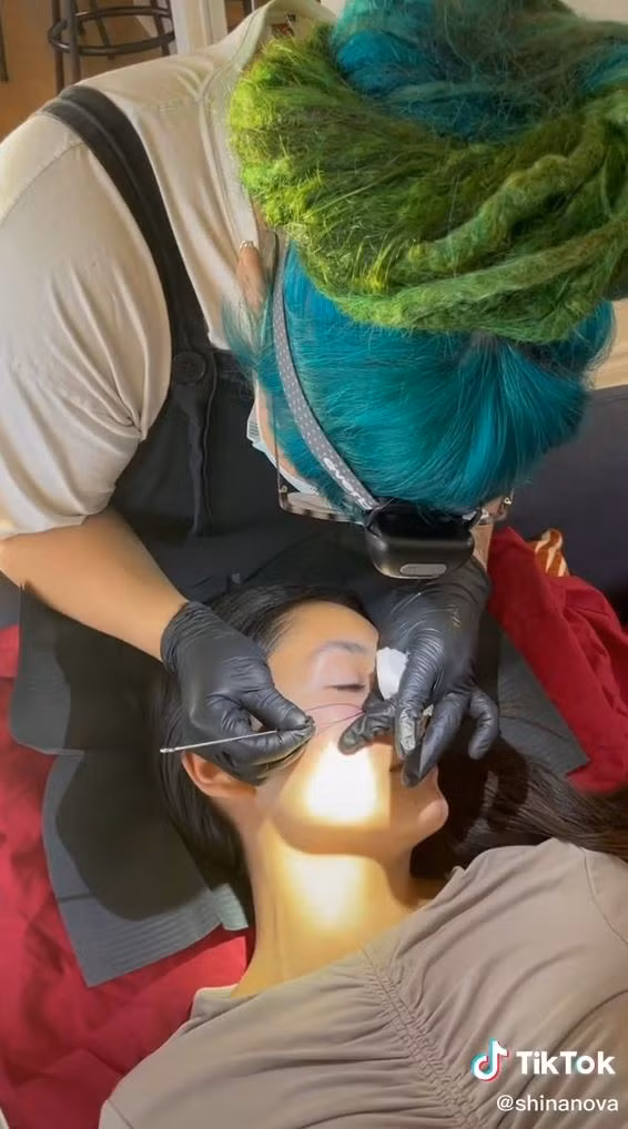 Video: Hinh xam la tren mat cua co gai gay chu y-Hinh-2