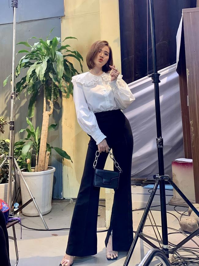 Trong suốt phần 1 của Thương Ngày Nắng Về, nữ chính Vân Trang ghi điểm cực mạnh với style công sở kín đáo, trang nhã mà vẫn hợp mốt. Cô thường diện quần ống loe cạp cao cùng các mẫu áo blouse điệu đà, khoe khéo đôi chân dài và vòng eo thon.