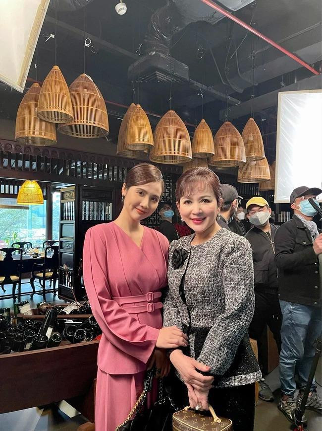 Sang đến phần 2, Huyền Lizzie vẫn tiếp tục giữ phong cách này, quần ống loe đi kèm blazer chiết eo cao tạo vóc dáng thon thả và hiệu ứng kéo dài chân cực đỉnh. Tuy Thương Ngày Nắng Về phần 2 chưa lên sóng nhưng khán giả đã công nhận style của Huyền Lizzie rất đáng chờ đợi.