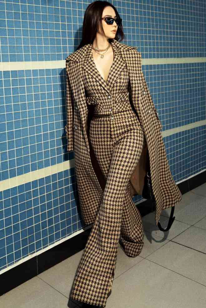 Trong một buổi giao lưu với fan mới đây, Huyền Lizzie đã tiết lộ bí mật phía sau những chiếc quần cạp cao. Hóa ra cô có nhược điểm vóc dáng là lưng dài chân ngắn nên đã phải tìm style giấu được điều này. Và những chiếc quần cạp cao đi kèm giày cao gót thanh mảnh đã hoàn thành xuất sắc nhiệm vụ.