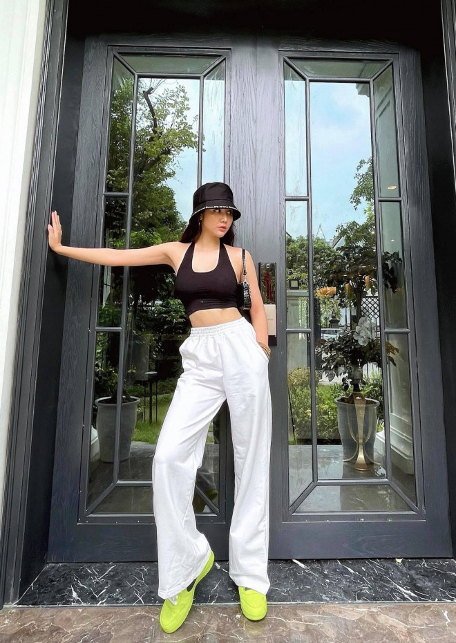 Nếu ngó sang style đời thường của Huyền Lizzie, nữ diễn viên cũng thường xuyên chọn quần hay váy cạp cao đi kèm áo crop-top. Công thức phối đồ này vừa giúp đôi chân trông dài hơn lại khoe được vòng eo thon thả.