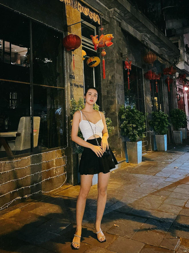 Nếu như nữ chính Vân Trang của Thương Ngày Nắng Về có phong cách trang nhã, nữ tính thì Huyền Lizzie lại trẻ trung, khỏe khoắn hơn với quần jeans và áo lửng kết hợp với giày thể thao.