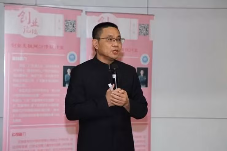 Bên cạnh đó, ông còn giúp người dân phát triển kinh tế. Trần Sinh xây dựng trang trại lợn trong làng áp dụng công nghệ cao, thu mua sản phẩm bà con làm ra.