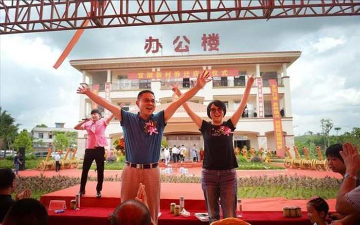 Ông từng gây chú ý khi xây khoảng 200 biệt thự tặng ngôi làng nơi mình sinh ra và lớn lên để nói lời cảm ơn với mọi người. Do trước khi lên Bắc Kinh học đại học, dân làng đã góp tiền để Trần Sinh có tiền mua vé.