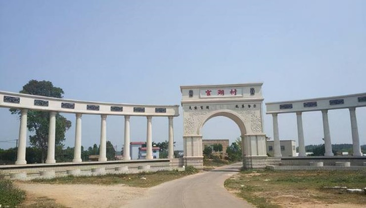 Mỗi biệt thự có 5 phòng ngủ, hai phòng khách, một nhà xe và vườn.