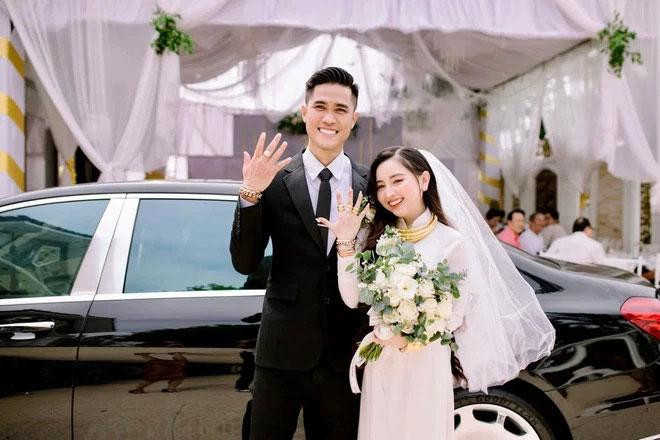 Ngay khi gây bão mạng, danh tính chú rể, cô dâu cũng được tìm ra, đó là Trần Tú Trinh và chồng là Lê Hoàng Dũng.