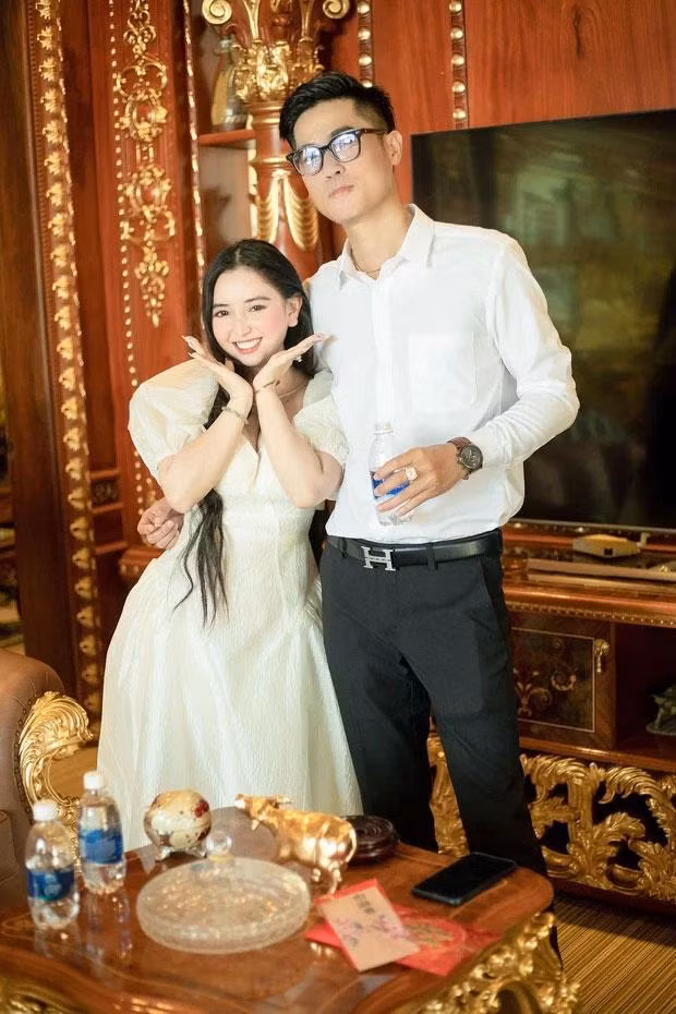 Theo tìm hiểu, Tú Trinh (SN 2000) là một rich kid thứ thiệt ở Sóc Trăng. Cô sinh ra trong gia đình chuyên kinh doanh thức ăn chăn nuôi và bất động sản, nổi tiếng giàu có. Nhà chú rể là đại lý chuyên cung cấp cát đá, vật tư thiết bị, xây dựng các công trình cực nổi cùng tỉnh.