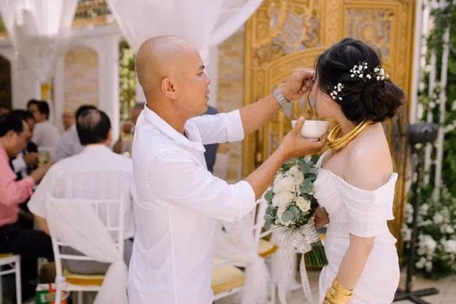 Trước khi có đám cưới ngập tiền vàng, Tú Trinh và Hoàng Dũng từng có lễ đính hôn được tổ chức vào cuối năm ngoái, vô cùng xa hoa.