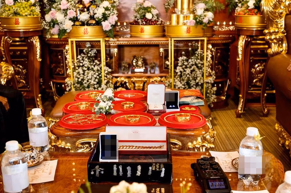 br/> Mới đây, trên mạng xã hội liên tục bàn tán rôm rả về một đám cưới ở Sóc Trăng. Trong ngày trọng đại, đôi trẻ nhận hồi môn 10 tỷ tiền mặt, xe BMW 3 tỷ cùng rất nhiều vàng.